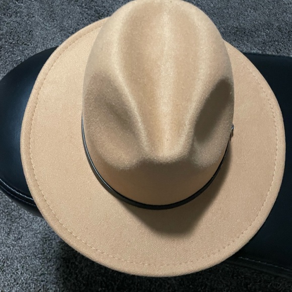 Milani two toned tan and red hat. - Picture 3 of 5